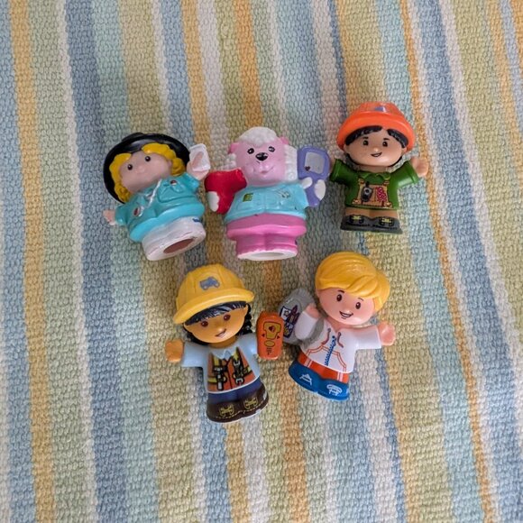 PRICE DROP!  Fisher Price Little People Bus, Car and People - Picture 2 of 10